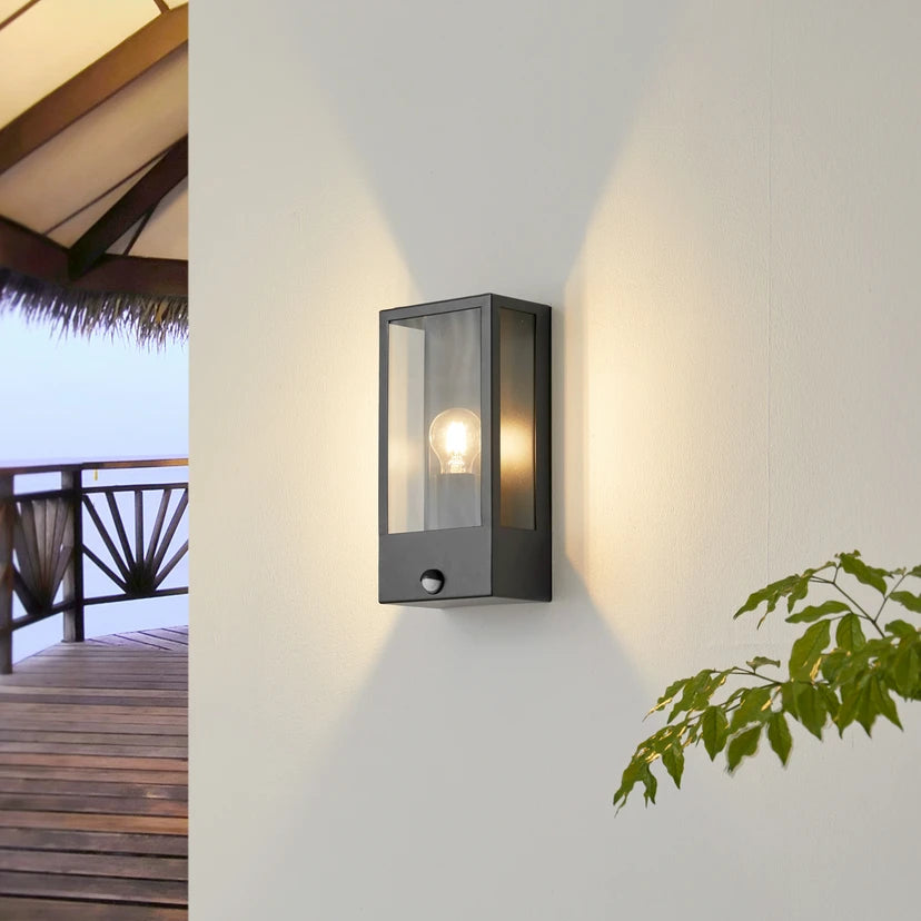 Lindby Außenwandleuchte Ilana, schwarz, Sensor, IP44, E27