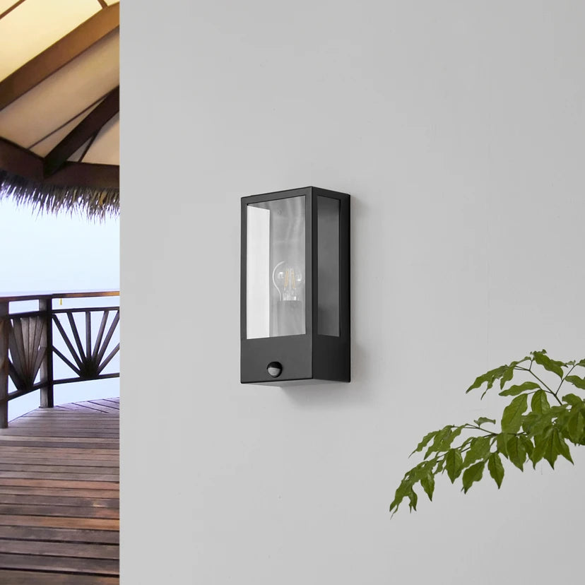 Lindby Außenwandleuchte Ilana, schwarz, Sensor, IP44, E27